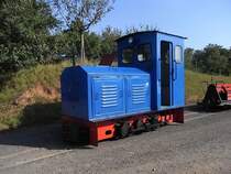 Eine blaue Feldbahnlokomotive wartet im Feldbahnmuseum Guldental auf ihren Einsatz (26.9.09). 