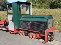 Eine gr�n-rote Feldbahnlokomotive freut sich schon auf ihren n�chsten Einsatz.(26.09.2009).