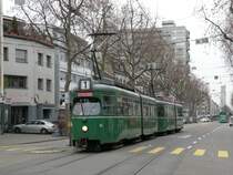 W�hrend der Basler Fasnacht werden immer wieder D�wag Doppeltraktionen eingesetzt. Hier sehen wir den Motorwagen 652 bei der Einfahrt in die Haltestelle Brausebad. Die Aufnahme stammt vom 04.03.2009.