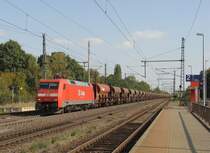 152 017-0 mit einem Ganzzug Sch�ttgutwagen aus Richtung Magdeburg kommend im Bahnhof Niederndodeleben. Fotografiert am 26.09.2009. 
