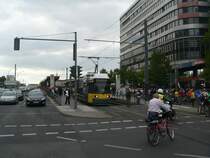 Fahrradkreisfahrt Berlin. Auch die Stra�enbahn musste warten. 26.9.2009