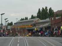 Mit ca. 13% am Verkehrsanteil werden Berlins Fahrradfahrer immer selbstbewusster. J�hrlich gibt es einmal die Sternfahrt und - wie im Bild zu sehen - die Kreisfahrt. Das Motto  Berlin mit dem Rad neu erfahren!  soll Mut machen, es doch einmal mit dem Drahtesel auszuprobieren. Berlin ist eine vergleichsweise fortschrittliche Fahrradstadt, die bei Planungen von Radverkehrsanlagen auch wissenschaftliche Aspekte einflie�en l�sst. So werden hier die erh�hten Unfallgefahren von B�rgersteigradwegen oftmals bereits ernstgenommen, Kompromissl�sungen werden gesucht und mancherorts gefunden. Wer es mal ausprobieren m�chte, dessen Freunde sind www.bbbike.de (Berliner Fahrradroutenplaner) und www.opencyclemap.org (mit den vom Berliner Senat empfohlenen bezirks�bergreifenden Routen). Warschauer Stra�e, 26.9.2009