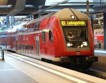 Hier f�hrt gerade mit ihren RE 4 nach Ludwigsfelde in Berliner Hbf Tief ein