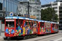 K-Wagen 107 des Ebbelwei Express am Willi-Brandt-Platz mit zwei k-Beiwagen. (26.09.2009)