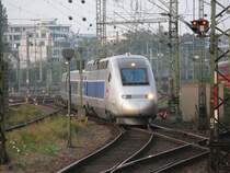 TGV-Triebwagen 4401 der SNCF f�hrt als TGV 9575 von Paris Est - Strasburg - Karlsruhe Hbf - Stuttgart Hbf - Ulm Hbf - Augsburg Hbf nach M�nchen Hbf. Aufgenommen im Hauptbahnhof Stuttgart am 19.9.2009 