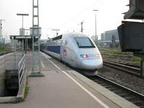 TGV-Triebwagen 4401 der SNCF f�hrt als TGV 9575 von Paris Est - Strasburg - Karlsruhe Hbf - Stuttgart Hbf - Ulm Hbf - Augsburg Hbf nach M�nchen Hbf. Aufgenommen im Hauptbahnhof Stuttgart am 19.9.2009 
