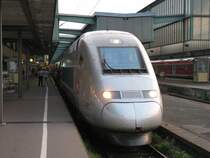 TGV-Triebwagen 4401 der SNCF f�hrt als TGV 9575 von Paris Est - Strasburg - Karlsruhe Hbf - Stuttgart Hbf - Ulm Hbf - Augsburg Hbf nach M�nchen Hbf. Aufgenommen im Hauptbahnhof Stuttgart am 19.9.2009 