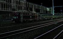 Hier steht gerade die 110 200 - 3 mit einem Sonderzug abgeb�gelt in Regensburg. Wenn micht alles t�uscht ist es die letze 110er Kastenlok. 
(25.09.2009)