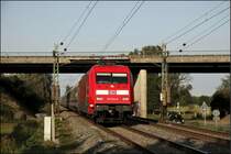 Die recht saubere 101 014 (9180 6101 014-9 D-DB) hat den IC 330  NORDERNEY , Norddeich-Mole - Luxembourg, am Haken und wird in wenigen Augenblicken Syten durchfahren.
