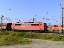 151 121-1 bringt am 24.09.2009 einen Leerzug zur Firma Hansaport in Hamburg - Altenwerder. Die Lok ist mit Klauenkupplung ausger�stet. Sehr sch�n erkennbar auch der gelbe Warnaufkleber 