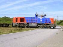 Lok DH 50, eine MAK G 1000BB, der HGK an einem Bahn�bergang in Hamburg - Altenwerder. Aufgenommen am 18.09.2009. Am Rande sei angemerkt, das ungef�hr da wo jetzt der Zug f�hrt fr�her die Strasse Altenwerder Elbdeich verlief. es war eine dicht bebaute Strasse, die zu einem Dorf mit �ber 2000 Einwohnern geh�rte. Heute ist ausser der Kirche und der Tankstelle nichts mehr da.