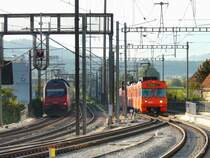 SBB & RBS  - SBB Lok 460 108-6 am Schieben eines IR nach Bern und der RBS Triebwagen Be 4/8 52 als Regio nach Urtenen beim Bahnhof Oberzollikofen am 01.09.2009