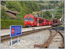 R1048 mit Steuerwagen 1758 kreuzt in K�blis den bergw�rts fahrenden Kieszug aus Schiers. (24.09.2009)