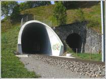 Alter und neuer Saaser Tunnel. �ber Geschmack l�sst sich bekanntlich streiten, so auch bei diesen zwei Portalen, wobei mir pers�nlich die alte Bauweise besser gef�llt, f�gt sie sich doch unauff�lliger in die Landschaft ein und ist erst noch resistenter gegen Schmierfinken.
(24.09.2009)