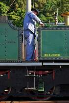 Die Arbeit im F�hrerstand der Ec 2/5 No. 28  Genf  der Schweizerischen Centralbahn SCB gestaltet sich doch ein wenig anders als in modernen Dampfloks... (Koblenz, 23. August 2009)