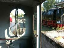 Blick aus dem F�hrerhaus der Werklok  Heinrich-Bockel  in Selb Stadt w�hrend der Ausfahrt aus dem Bw. Rechts steht 64019, dahinter spitzt das Stellwerk in der S�dausfahrt raus. �ufnahme w�hrend des Herbstfestes des Eisenbahnclubs Selb am 19.09.2009, der das denkmalgesch�tzte Bw-Ensemble betreut und restauriert. Eine sehenswerte Ausstellung!