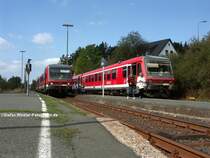 Zugkreuzung zwischen 628.2 (links) und 628.4 in Selbitz, KBS 857 am Freitag den 11.09.2009.