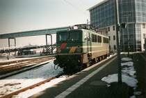 Die fr�hre 109 013 jetzt als 109-2 bei der Georg Verkehrs Gesellschaft im Dienst an einem verschneiten Morgen am Bahnsteig in Mukran.