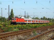Einen Fu�ballsonderzug nach Dresden zieht 143 911-6 am 26.9.2009 durch Leipzig-Sch�nefeld.