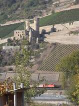 Eine E-Lok der Baureihe 143 f�hrt am Wahltag 2009 (27.09. 2009)auf der rechten Rheinstrecke unter einer der vielen B�rge vom Rhein hindurch. Aufgenommen von Bingen aus auf die rechte Rheinstrecke kurz vor R�desheim.
