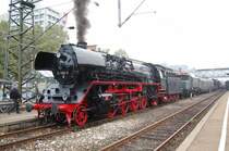 F�r mich pers�nlich welche der sch�nsten Loks, die beim Modellbahntreff in G�ppingen teilgenommen hatten, waren die Br 41 1150-6 und die 3 Loks der Baureihe 194. Hier verweilten die beiden alten Damen im Bahnhof G�ppingen auf dem Hausbahnsteiggleis, 19.09.2009.