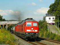 Das Highlight des Tages folgte dann sp�ter in J��nitz. Schon Minuten vor Durchfahrt des Zuges konnte man beide Ludmillas vor dem, ich denke voll beladenen, Kesselwagenzug h�ren. Aufgenommen wurden 233 486 und 241 233 (ein  Holland-Latz ) am 05.08.2009