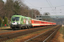 8.3.08 Austria-Fan-Zug nach Linz, wohl ein Zufall, dass eine gr�ne Lok am Zug war?! ^^ Der mit Schlierenzug gef�hrte D 16254 von Wien S�dbahnhof nach Linz wurde von der 1116 264 bespannt.