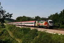 20.8.09 Die Haydn Lok, auch ein unter den Fotografen sehr begehrtes Fahrzeug hat eigentlich meist mehr Uml�ufe auf der Westbahn als in Ungarn. Heute war die 1047 504 unter Anderem mit dem OIC 549 von Salzburg nach Wien Westbahnhof unterwegs.