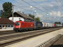 Die 1016 021 am 19.09.2009 mit einer RoLa bei der Durchfahrt in Brixlegg. 