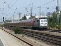 Flieht vor der Entklebung! 111 027 mit dem M�nchen-Salzburg Express bei der Durchfahrt am Heimeranplatz, 21.08.2009