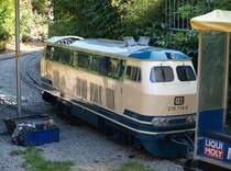 Hier die 218 714-4 die mit der Dampflok und einer Bulli ihren Dienst auf der Juniorbahn im Bl�henden Barock Ludwigsburg ihren dienst dort verrichtet. (27.09.2009)