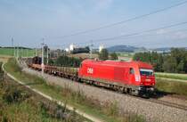 Mit einem kurzen G�terzug hat 
die 2016 074 den Haidinger
Bogen am 28.09.2009
durchfahren.