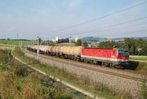 1044 048 ist mit einem Kesselwagenzug am 28.09.2009
im Haidinger Bogen unterwegs gewesen.