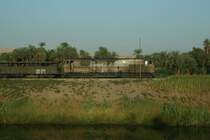 Abgestellte Diesellok mit G�terzug am Haken zwischen Luxor und Edfu.Aufgenommen aus einem fahrenden Bus am 18.09.09.