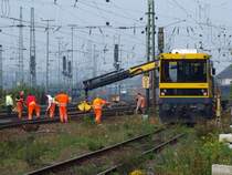 Hier wird mit Hilfe eines GAF Schotter an einer Doppelkreutzweiche in Aachen West eingearbeitet. Trotz aller Technik immer noch ein Knochenjob f�r die Arbeiter im Gleis.
