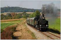 R 16002 von Wien nach Ernstbrunn, ab Korneuburg mit der ehemaligen Wiener Stadtbahnlok 30.33 bespannt, am 27.9.2009 auf der Landesbahn zwischen Korneuburg und Ernstbrunn kurz nach der ehemaligen Haltestelle Karnabrunn aufgenommen. (Ein Auto, welches uns kurz bevor der Zug kam, inkl. der beiden Typen, die uns nach ihrem Foto ins Bild gelatscht sind, entfernt und im Zuge dessen geleich die Schilder bei der Eisenbahnkreuzung und einen LKW im Hintergrund elliminiert.)