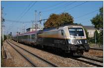 Rund zwei Wochen wird 1116 280 noch im A1 Design auf �sterreichs Schienen unterwegs sein, dann wird auch sie ihre Folien verlieren. Am 26.9.2009 bespannte sie den OIC 535  K�RNTEN wasser.reich  von Wien nach Lienz in Osttirol. Die Aufnahme entstand bei der Durchfahrt der S-Bahn Station Wien Atzgersdorf mit dem ehemaligen Bahnhofsgeb�ude von Atzgersdorf-Mauer im Hintergrund.