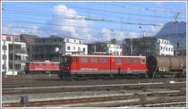 Ge 4/4 I 607  Surselva  trifft die gr�ssere Schwester Ge 6/6 II 707  Scuol  in Chur Gbf. (28.09.2009)
