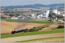 Pendelfahrt zwischen Ernstbrunn und Korneuburg am 27.9.2009. 30.33 zieht den SR 16253 die Steigung nach Ernstbrunn Richtung Korneuburg hinauf. Im Hintergrund ist das Kalkwerk Ernstbrunn zu sehen, welches noch immer bedient wird. Der Verein Neue Landesbahn strebt eine Wiederaufnahme des Personenverkehrs an, welcher im Jahr 1988 eingestellt wurde. N�here Infos unter: www.landesbahn.at