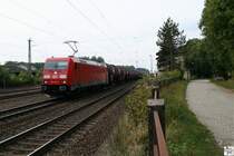 185 376-1 durchf�hrt mit einen Kesselwagenzug am 28. September 2009 den Bahnhof Hochstadt am Main.