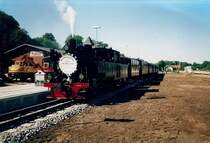 Der Er�ffnungszug zur Er�ffnung des Dreischienengleises am Gemeinschaftsbahnsteig in Putbus am 28.Mai 1999.