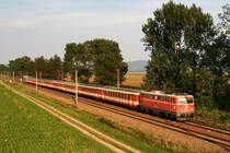 22.8.08 Darmals war die Welt, bzw. der Verkehr auf der FJB f�r Fotografen noch in Ordnung. Die blutorangene 1042 020 bespannt den R 7134 von Wien FJB nach Krems an der Donau.