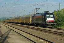 Ein nettes Farbspiel bot die schwarze ES 64 U2-033 mit ihren gelben Autotransportwagen auf der Fahrt in Richtung S�den. Aufgenommen am 22.09.2009 in Eichenberg.