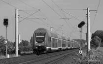 RE 21421 ist am 27.09.09 nach kurzem Halt in Reinfeld (Holst.) Richtung Hamburg Hbf unterwegs. Hier habe ich mal ein wenig mit Picasa herumexperimentiert und habe nun aus einem Farbbild Schwarz/Wei� gemacht.