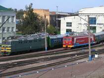 WL60 – 351 (ВЛ60 – 351) und EP1 – 370 (ЗП1 – 370) auf Bahnbetriebswerke Krasnojarsk Pass (Красноя́рск Пасс) am 11-9-2009.