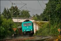Nachdem es wieder gesch�ttet hat, rollt 185 577 der LTE mit dem H�ttensandzug aus Linz-Stahlwerke bei Kiefersfelden in Richtung Kufstein. (02.08.2009)
