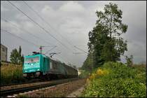 Nachdem es wieder gesch�ttet hat, rollt 185 577 der LTE mit dem H�ttensandzug aus Linz-Stahlwerke bei Kiefersfelden in Richtung Kufstein. (02.08.2009) 

