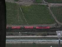 Ein G�terzug gezogen von einer 151 auf der rechten Rheinstrecke kurz vor R�desheim am 30.09.2009, fotografiert aus Bingen.