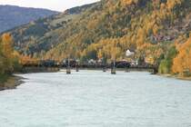 El 14.2182 �berquert mit einem Containerzug die Otta kruz vor ihre M�ndung in den L�gen bei Otta; 30.06.2009