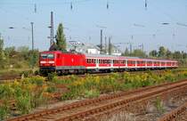 143 911 zieht am 26.09.09 einen Fu�ballsonderzug durch L-Sch�nefeld Richtung Engelsdorf, Ziel ist Dresden.